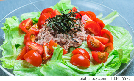 Japanese-style lettuce salad with tuna and tomato 133635582