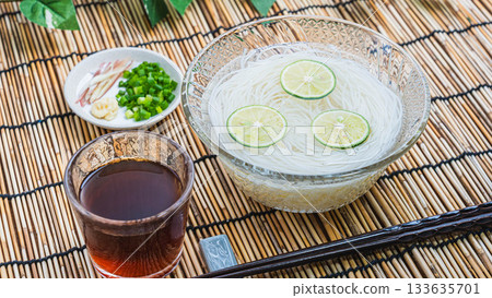Somen noodles with floating sudachi citrus 133635701
