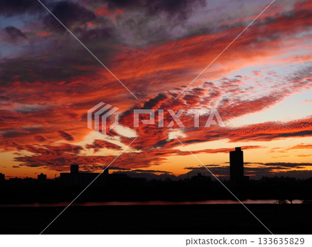 從河口市荒川河岸欣賞的美麗日落 從河口市荒川河岸欣賞的美麗日落 133635829