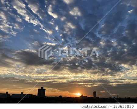 A beautiful sunset seen from the Arakawa River bank in Kawaguchi City 133635830