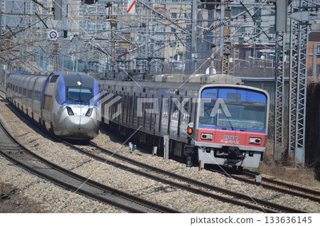 The Seoul Metropolitan Subway Line 1 and KTX-Sancheon running side by side The Seoul Metropolitan Subway Line 1 and KTX-Sancheon running side by side 133636145