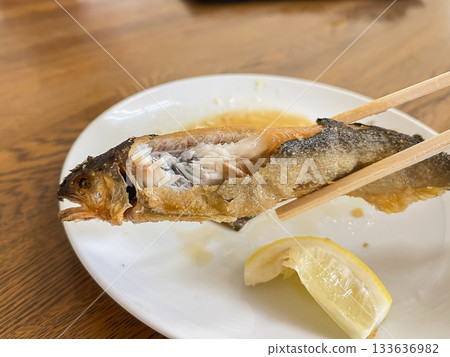 一道日本料理，用油炸香魚（一種山澗魚類）製成。 133636982