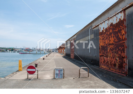 A view of the fish market and rusty warehouses at Yaizu Ogawa Port before demolition 133637247