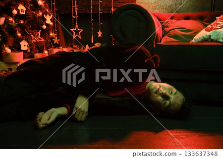 Relaxing evening featuring Christmas decor and nostalgic warmth 133637348