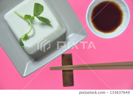從高空俯瞰冷藏豆腐 從高空俯瞰冷藏豆腐 133637649