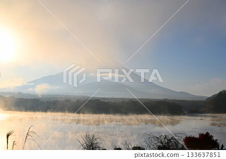 精進湖、富士山、晨霧、立濱海灘、富士河口湖町 133637851