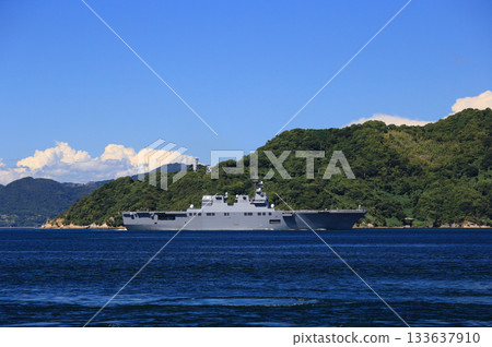驅逐艦日向號正向東駛過來島海峽 133637910