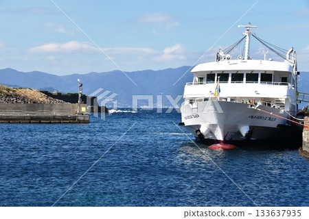 熱海市初島港、高速渡輪「度假島一號」以及海洋 133637935
