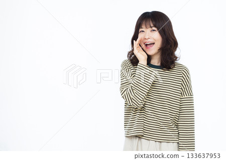 Smiling woman screaming Smiling woman screaming 133637953