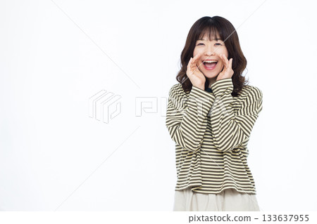 Smiling woman screaming Smiling woman screaming 133637955