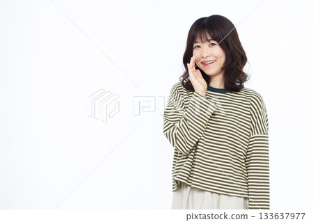 微笑的女人低聲說 133637977
