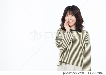 微笑的女人低聲說 133637982