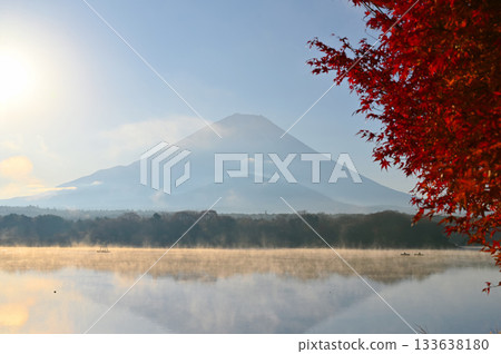 精進湖、富士山、倒富士山、秋葉、富士河口湖町 133638180