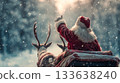 聖誕老人乘坐兩隻馴鹿拉的雪橇，從雪地離開的背影 133638240
