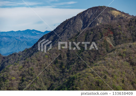 Mount Hirugatake and Mount Kobushin in Okuchichibu seen from Mount Tonotake in Tanzawa 133638409