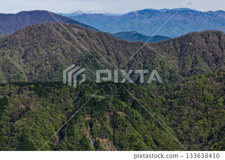 從丹澤的戶岳可以眺望到大室岳、大菩薩山脈、金峰岳和八嶽山脈。 133638410