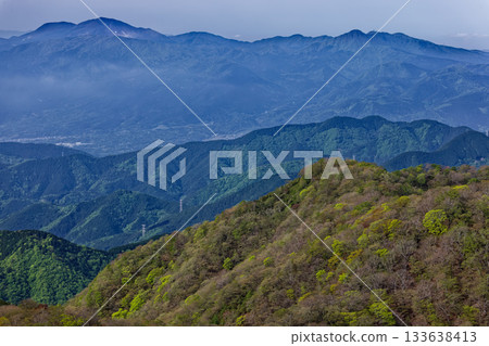 The Hakone mountain range seen from Mount Tonotake in Tanzawa, with its fresh greenery The Hakone mountain range seen from Mount Tonotake in Tanzawa, with its fresh greenery 133638413