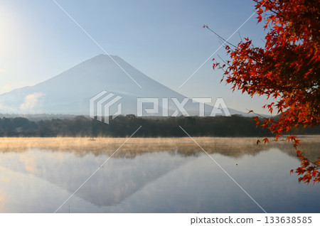 Lake Shoji, Mount Fuji, upside-down Fuji, autumn leaves, Fujikawaguchiko Town Lake Shoji, Mount Fuji, upside-down Fuji, autumn leaves, Fujikawaguchiko Town 133638585