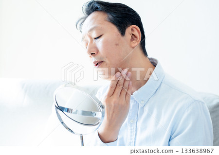 看鏡子的成熟人 133638967