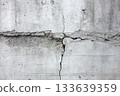 具有細微裂紋和顆粒感的混凝土材料，高清晰度宏觀紋理 133639359