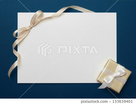 海軍藍皮革裝飾相框,搭配緞帶和禮盒 海軍藍皮革裝飾相框,搭配緞帶和禮盒 133639401