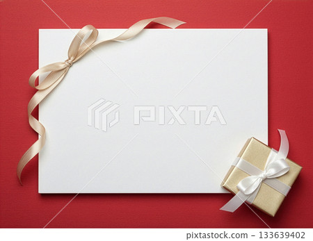 裝飾相框,配有緞帶和禮盒,紅色 裝飾相框,配有緞帶和禮盒,紅色 133639402