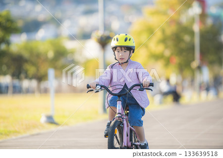 幼兒園兒童騎自行車的戶外活動 133639518