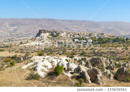 土耳其卡帕多西亞三姊妹岩附近的奇特岩層 133639561