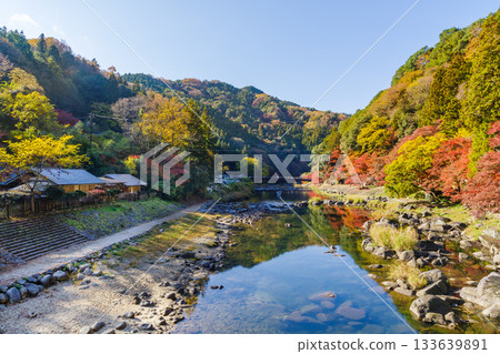 從寇蘭橋眺望寇蘭溪谷的秋葉(愛知縣豐田市足助町) 從寇蘭橋眺望寇蘭溪谷的秋葉(愛知縣豐田市足助町) 133639891