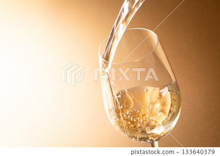 Pour white wine Pour white wine 133640379