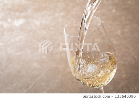 倒白葡萄酒 133640390