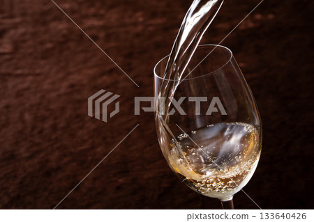 倒白葡萄酒 133640426