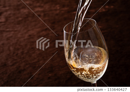 Pour white wine 133640427