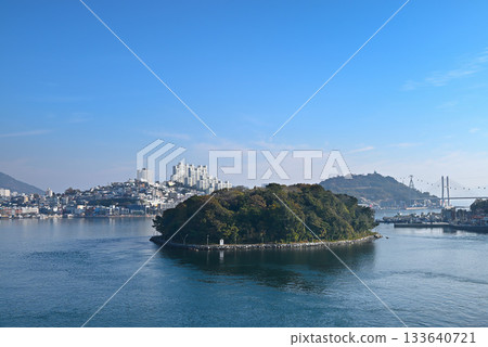 【韓國/麗水市】漂浮在麗水港的長君島和麗水市的城市景觀 133640721