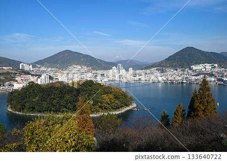 【韓國/麗水市】漂浮在麗水港的長君島和麗水市的城市景觀 【韓國/麗水市】漂浮在麗水港的長君島和麗水市的城市景觀 133640722