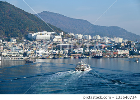 [韓國/麗水市] 城市景觀與駛入港口的船隻 133640734