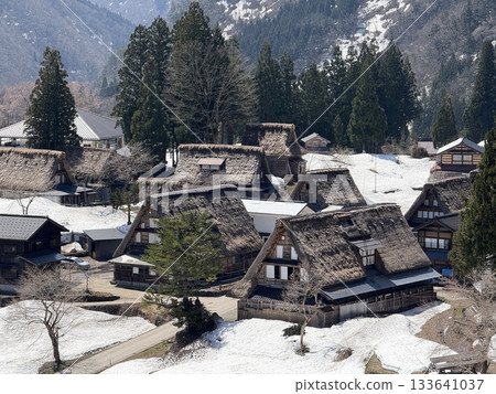 富山縣愛之倉合掌造風格村莊的冬季景色。愛之倉位於五箇山縣白川鄉,是個擁有合掌造風格房屋和優美景色的村莊。 富山縣愛之倉合掌造風格村莊的冬季景色。愛之倉位於五箇山縣白川鄉,是個擁有合掌造風格房屋和優美景色的村莊。 133641037