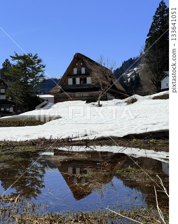 富山縣愛之倉合掌造風格村莊的冬季景色。愛之倉位於五箇山縣白川鄉，是個擁有合掌造風格房屋和優美景色的村莊。 133641051
