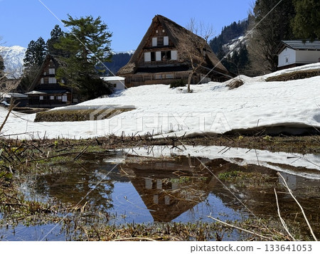 富山縣愛之倉合掌造風格村莊的冬季景色。愛之倉位於五箇山縣白川鄉,是個擁有合掌造風格房屋和優美景色的村莊。 富山縣愛之倉合掌造風格村莊的冬季景色。愛之倉位於五箇山縣白川鄉,是個擁有合掌造風格房屋和優美景色的村莊。 133641053
