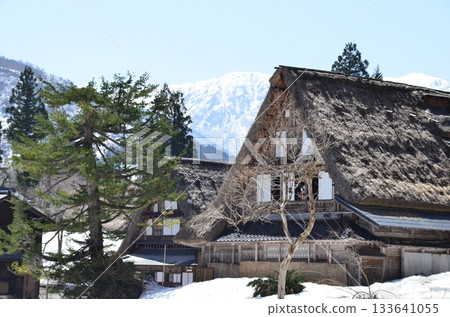 富山縣愛之倉合掌造風格村莊的冬季景色。愛之倉位於五箇山縣白川鄉，是個擁有合掌造風格房屋和優美景色的村莊。 133641055