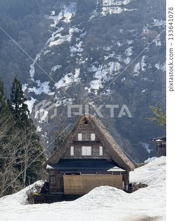 富山縣愛之倉合掌造風格村莊的冬季景色。愛之倉位於五箇山縣白川鄉，是個擁有合掌造風格房屋和優美景色的村莊。 133641078