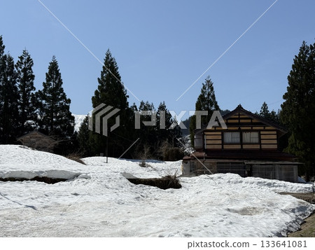 Winter scenery in Ainokura Gassho-style village in Toyama Prefecture. Ainokura, located in Gokayama, is a village in Shirakawa-go, with its Gassho-style houses and idyllic scenery. 133641081
