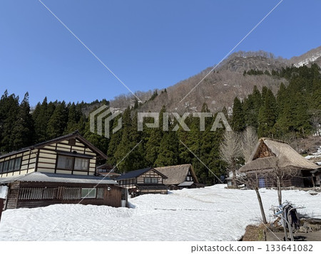 富山縣愛之倉合掌造風格村莊的冬季景色。愛之倉位於五箇山縣白川鄉,是個擁有合掌造風格房屋和優美景色的村莊。 富山縣愛之倉合掌造風格村莊的冬季景色。愛之倉位於五箇山縣白川鄉,是個擁有合掌造風格房屋和優美景色的村莊。 133641082