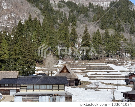富山縣愛之倉合掌造風格村莊的冬季景色。愛之倉位於五箇山縣白川鄉,是個擁有合掌造風格房屋和優美景色的村莊。 富山縣愛之倉合掌造風格村莊的冬季景色。愛之倉位於五箇山縣白川鄉,是個擁有合掌造風格房屋和優美景色的村莊。 133641084