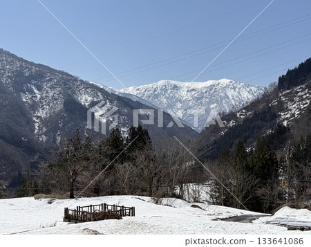 富山縣愛之倉合掌造風格村莊的冬季景色。愛之倉位於五箇山縣白川鄉,是個擁有合掌造風格房屋和優美景色的村莊。 富山縣愛之倉合掌造風格村莊的冬季景色。愛之倉位於五箇山縣白川鄉,是個擁有合掌造風格房屋和優美景色的村莊。 133641086