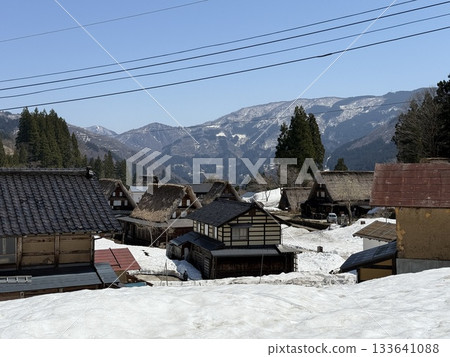 富山縣愛之倉合掌造風格村莊的冬季景色。愛之倉位於五箇山縣白川鄉,是個擁有合掌造風格房屋和優美景色的村莊。 富山縣愛之倉合掌造風格村莊的冬季景色。愛之倉位於五箇山縣白川鄉,是個擁有合掌造風格房屋和優美景色的村莊。 133641088