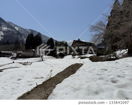 Winter scenery in Ainokura Gassho-style village in Toyama Prefecture. Ainokura, located in Gokayama, is a village in Shirakawa-go, with its Gassho-style houses and idyllic scenery. 133641097