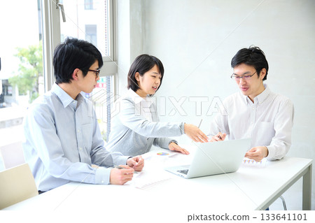 公司裡的年輕員工正在舉行計畫會議。 公司裡的年輕員工正在舉行計畫會議。 133641101