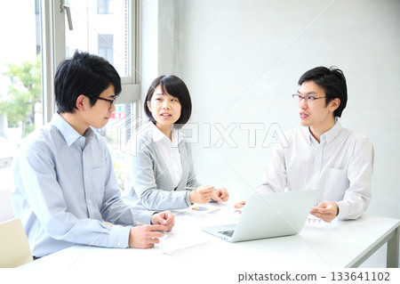 公司裡的年輕員工正在舉行計畫會議。 133641102