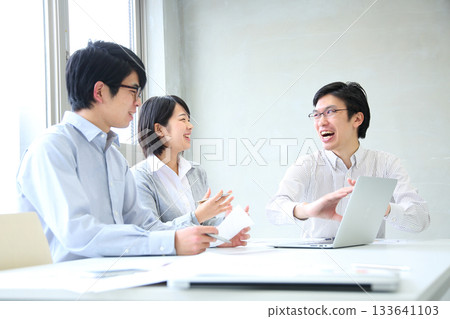 公司裡的年輕員工正在舉行計畫會議。 133641103